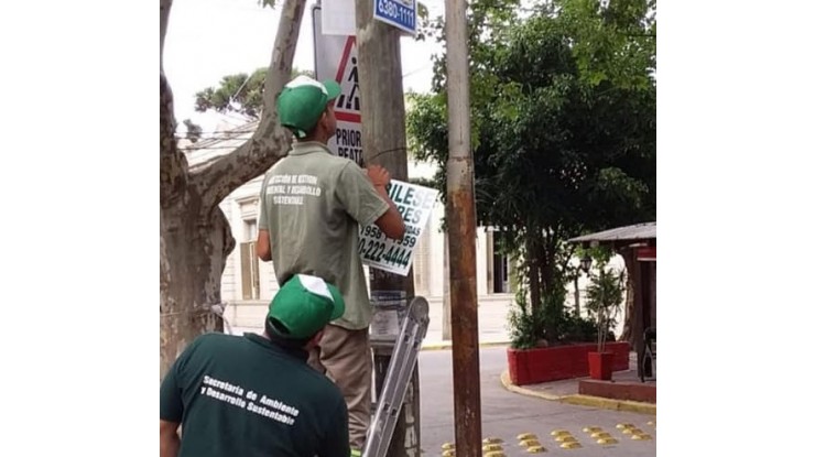 El municipio retiró carteles en infracción de la vía pública